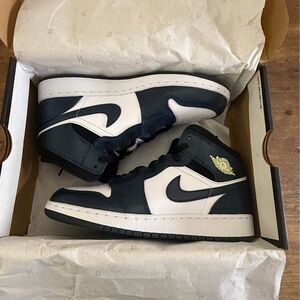 Jordan 1 Mid ‘Armory Navy’ (GS) size 5.5Y/7W